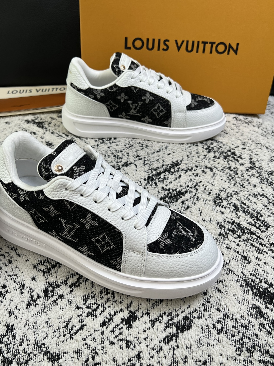 Lv  高品质  顶级工艺品  路易威登，运动板鞋专柜同步，鞋面意大利进口，高品质拼接缤纷色彩复杂工艺品，进口牛皮里垫柔