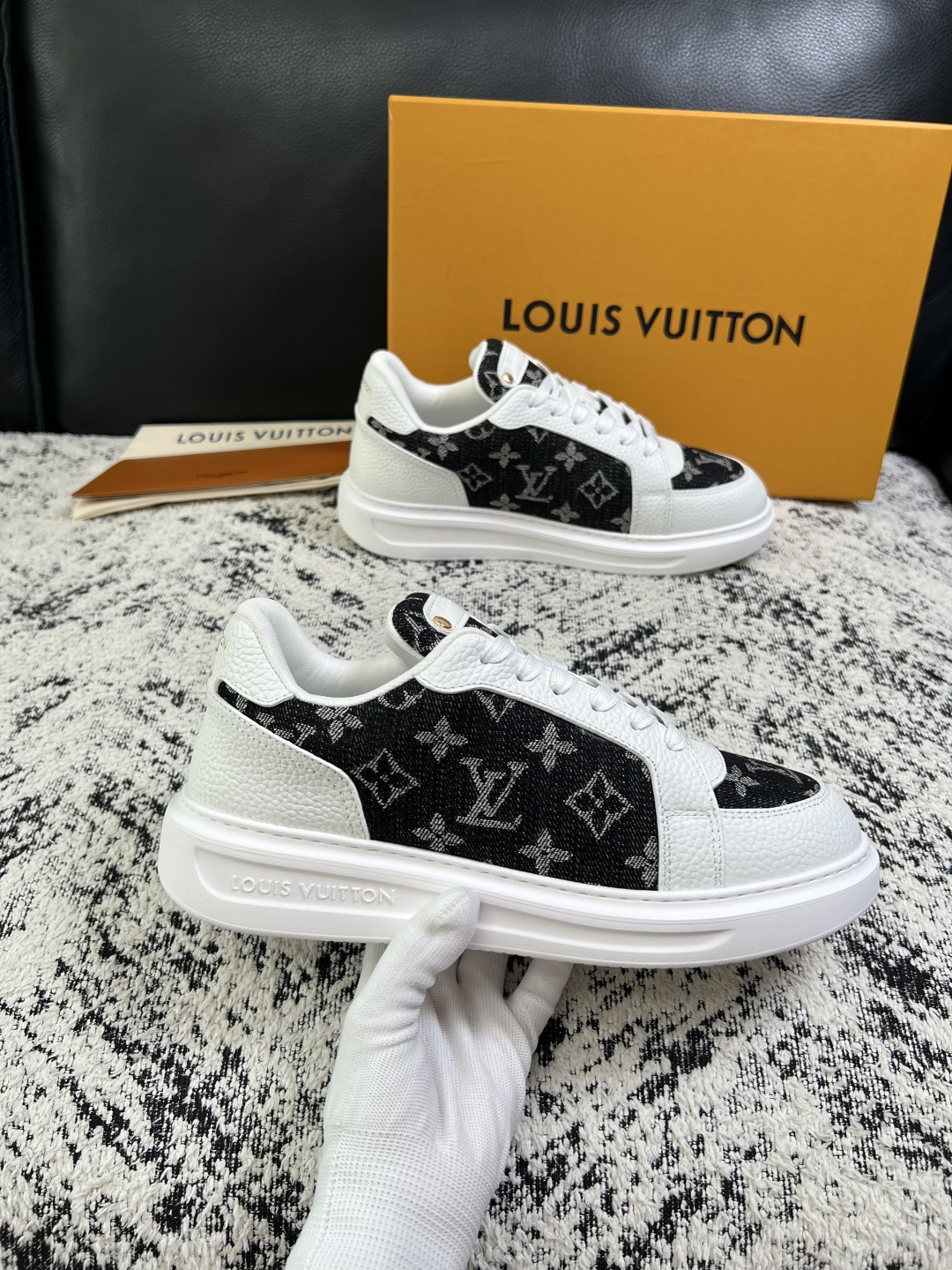 Lv  高品质  顶级工艺品  路易威登，运动板鞋专柜同步，鞋面意大利进口，高品质拼接缤纷色彩复杂工艺品，进口牛皮里垫柔