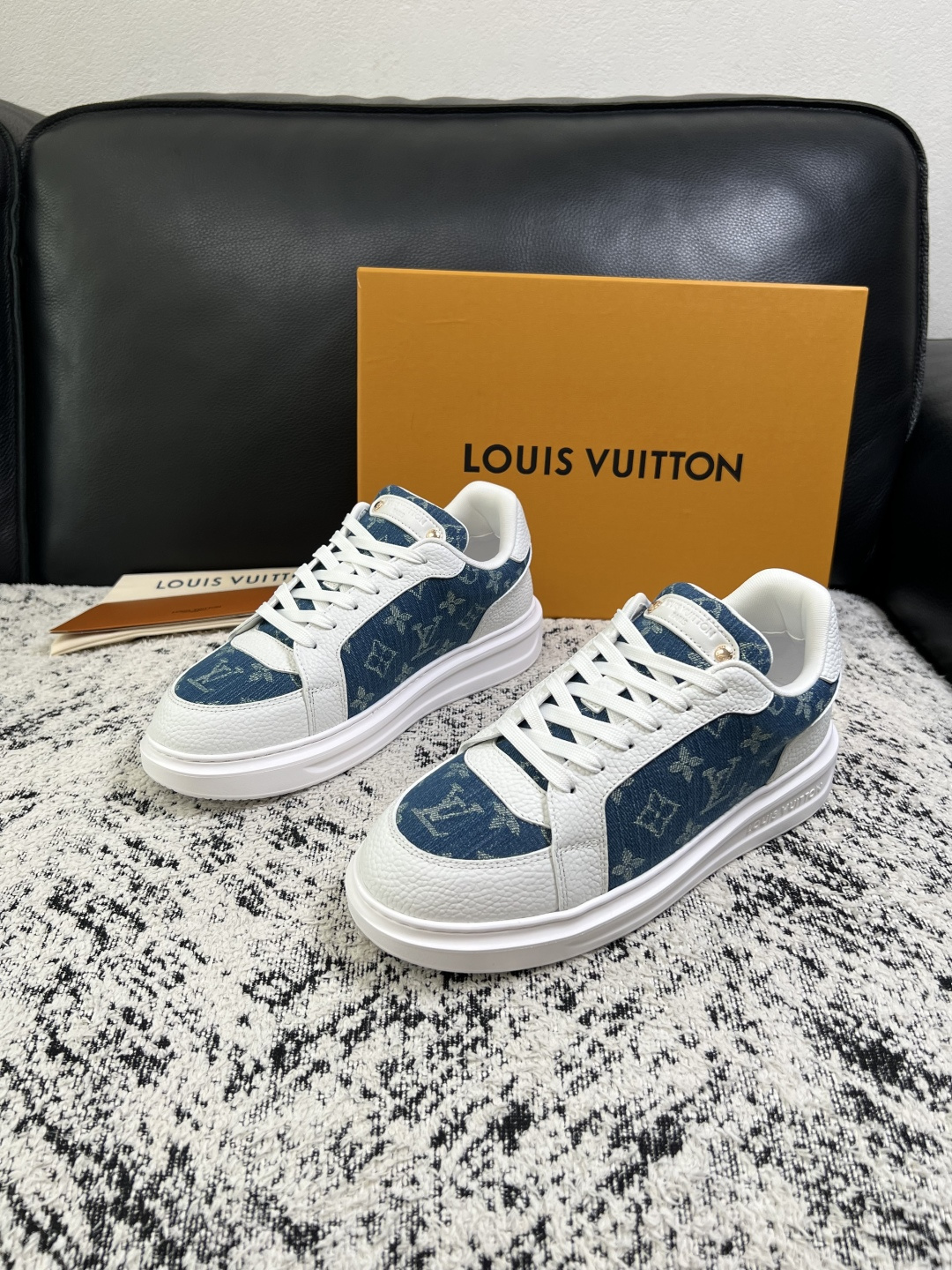 Lv  高品质  顶级工艺品  路易威登，运动板鞋专柜同步，鞋面意大利进口，高品质拼接缤纷色彩复杂工艺品，进口牛皮里垫柔