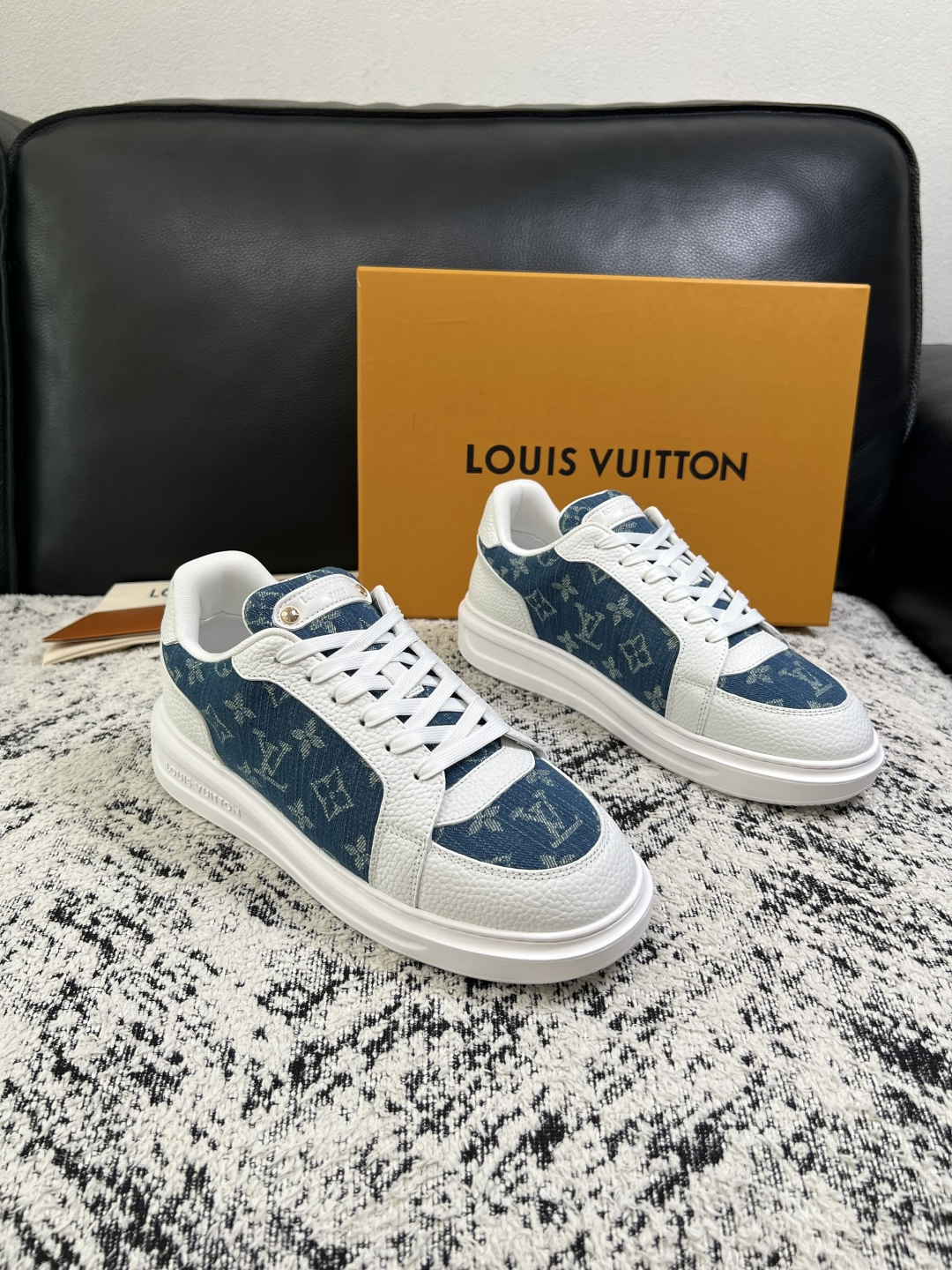 Lv  高品质  顶级工艺品  路易威登，运动板鞋专柜同步，鞋面意大利进口，高品质拼接缤纷色彩复杂工艺品，进口牛皮里垫柔