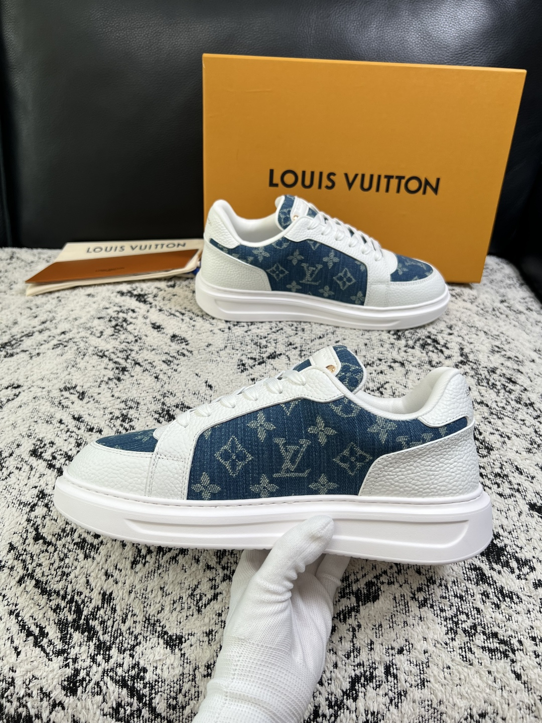 Lv  高品质  顶级工艺品  路易威登，运动板鞋专柜同步，鞋面意大利进口，高品质拼接缤纷色彩复杂工艺品，进口牛皮里垫柔