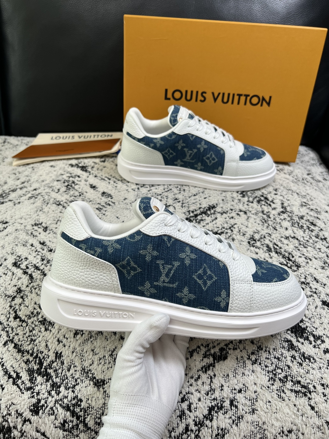 Lv  高品质  顶级工艺品  路易威登，运动板鞋专柜同步，鞋面意大利进口，高品质拼接缤纷色彩复杂工艺品，进口牛皮里垫柔