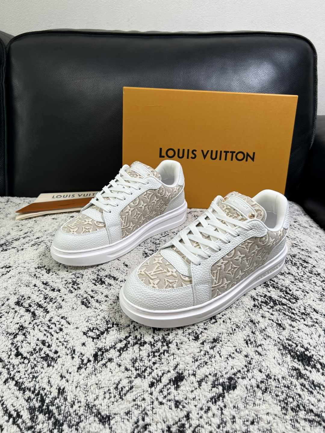 Lv  高品质  顶级工艺品  路易威登，运动板鞋专柜同步，鞋面意大利进口，高品质拼接缤纷色彩复杂工艺品，进口牛皮里垫柔