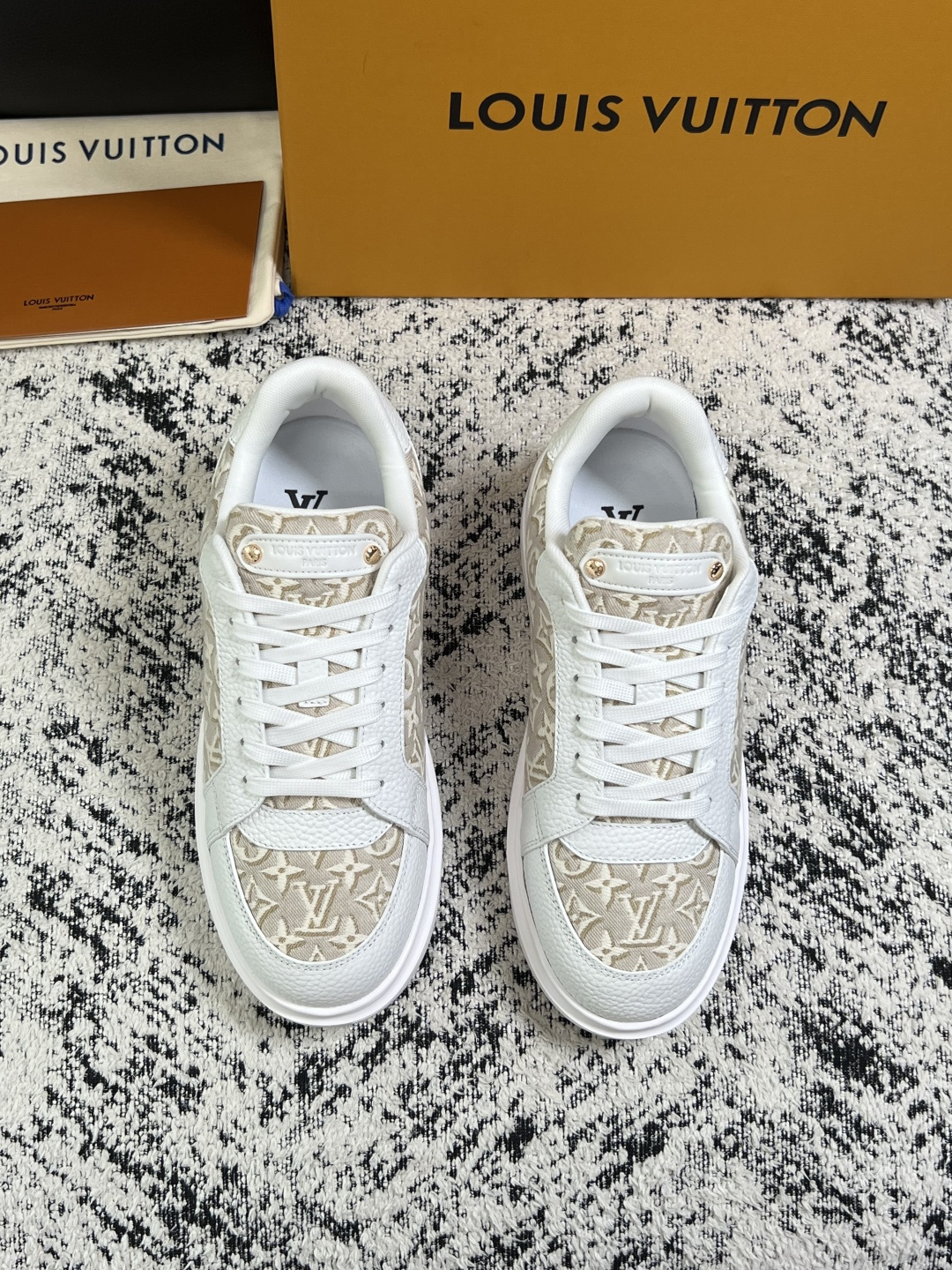 Lv  高品质  顶级工艺品  路易威登，运动板鞋专柜同步，鞋面意大利进口，高品质拼接缤纷色彩复杂工艺品，进口牛皮里垫柔