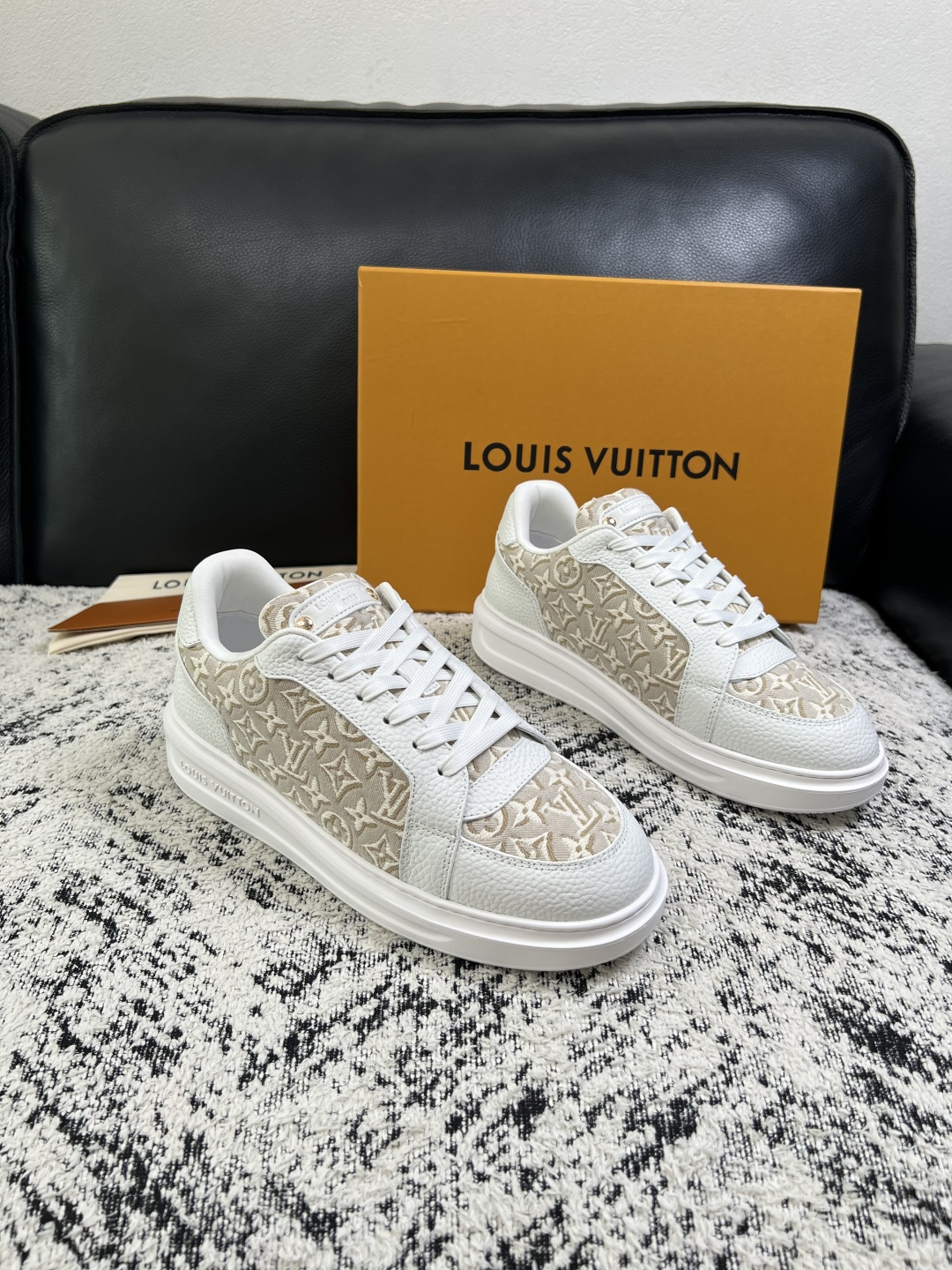 Lv  高品质  顶级工艺品  路易威登，运动板鞋专柜同步，鞋面意大利进口，高品质拼接缤纷色彩复杂工艺品，进口牛皮里垫柔