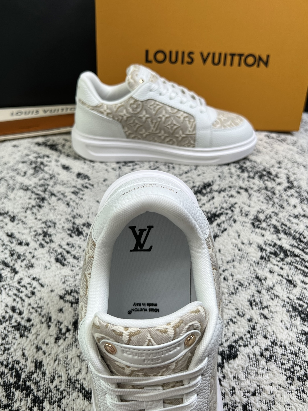 Lv  高品质  顶级工艺品  路易威登，运动板鞋专柜同步，鞋面意大利进口，高品质拼接缤纷色彩复杂工艺品，进口牛皮里垫柔