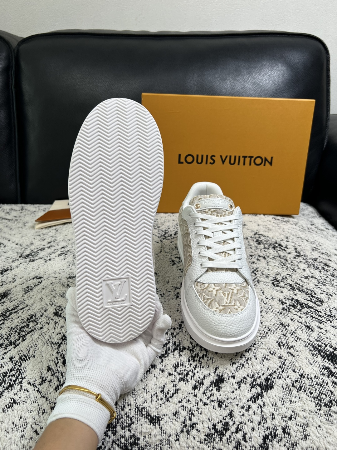 Lv  高品质  顶级工艺品  路易威登，运动板鞋专柜同步，鞋面意大利进口，高品质拼接缤纷色彩复杂工艺品，进口牛皮里垫柔