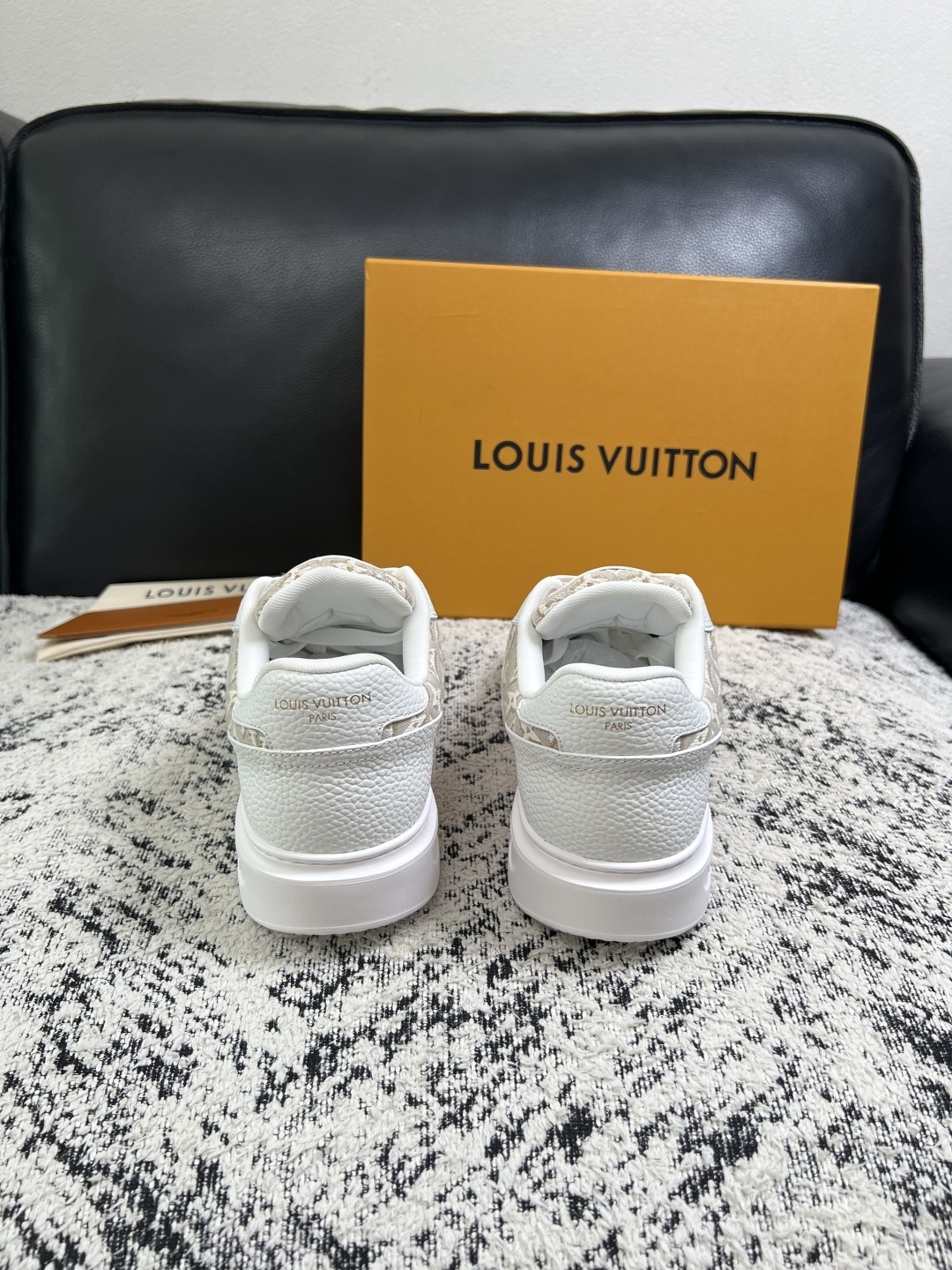 Lv  高品质  顶级工艺品  路易威登，运动板鞋专柜同步，鞋面意大利进口，高品质拼接缤纷色彩复杂工艺品，进口牛皮里垫柔