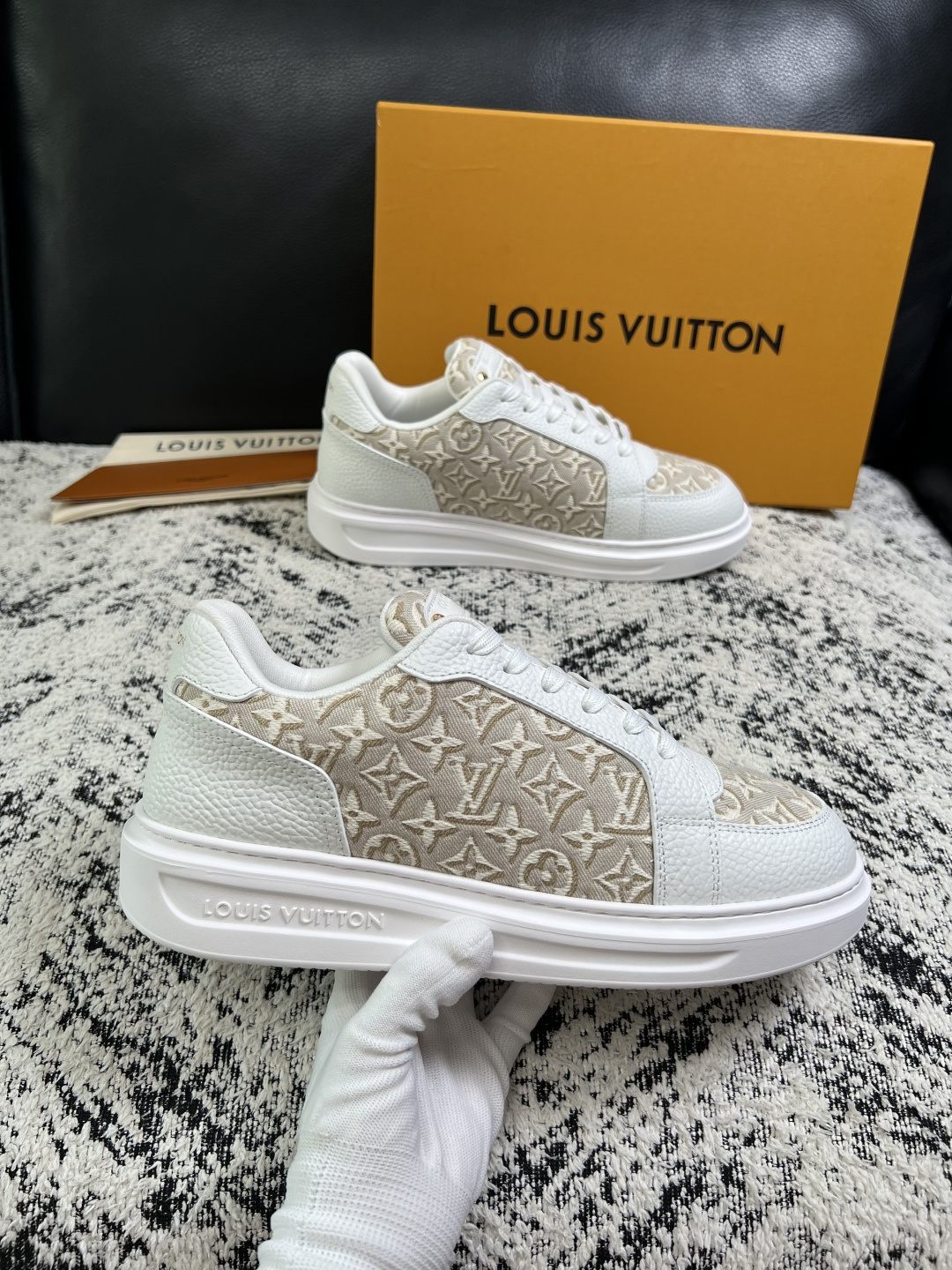 Lv  高品质  顶级工艺品  路易威登，运动板鞋专柜同步，鞋面意大利进口，高品质拼接缤纷色彩复杂工艺品，进口牛皮里垫柔