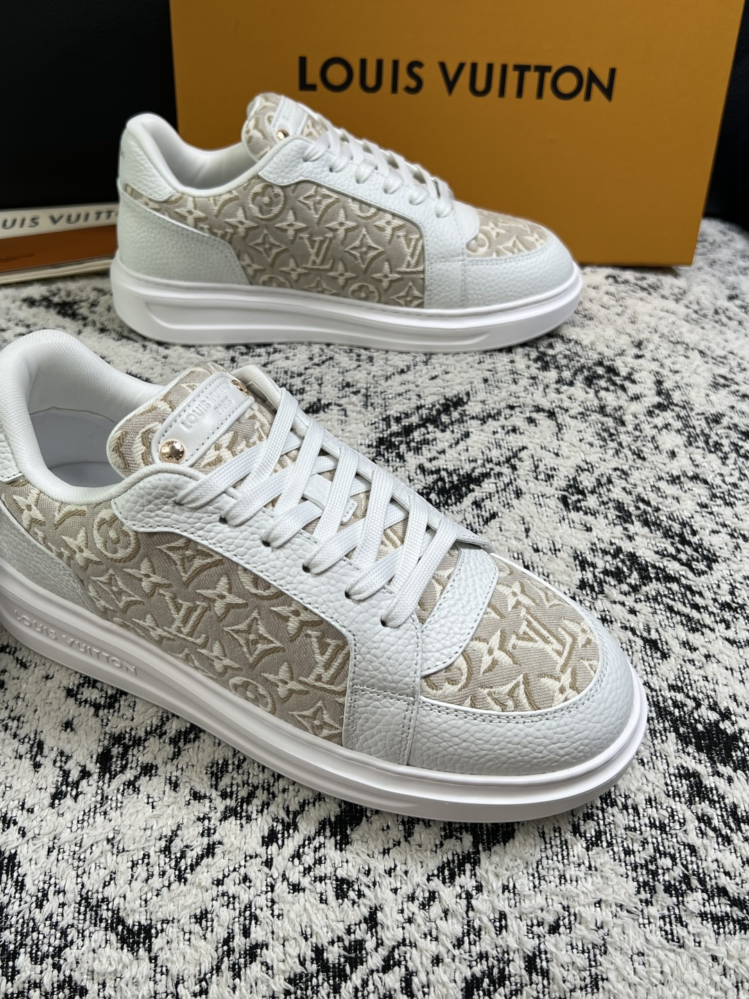 Lv  高品质  顶级工艺品  路易威登，运动板鞋专柜同步，鞋面意大利进口，高品质拼接缤纷色彩复杂工艺品，进口牛皮里垫柔