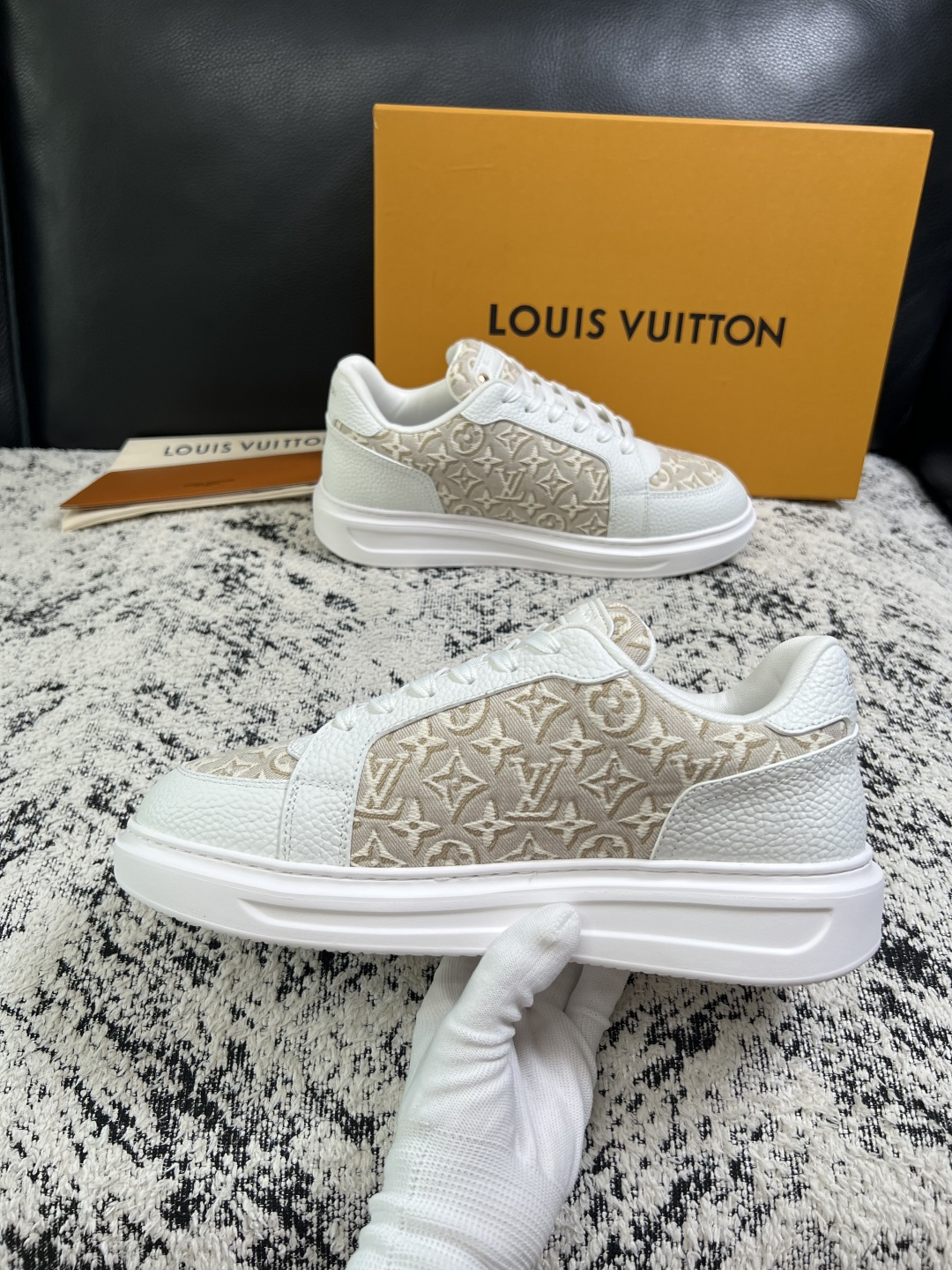 Lv  高品质  顶级工艺品  路易威登，运动板鞋专柜同步，鞋面意大利进口，高品质拼接缤纷色彩复杂工艺品，进口牛皮里垫柔