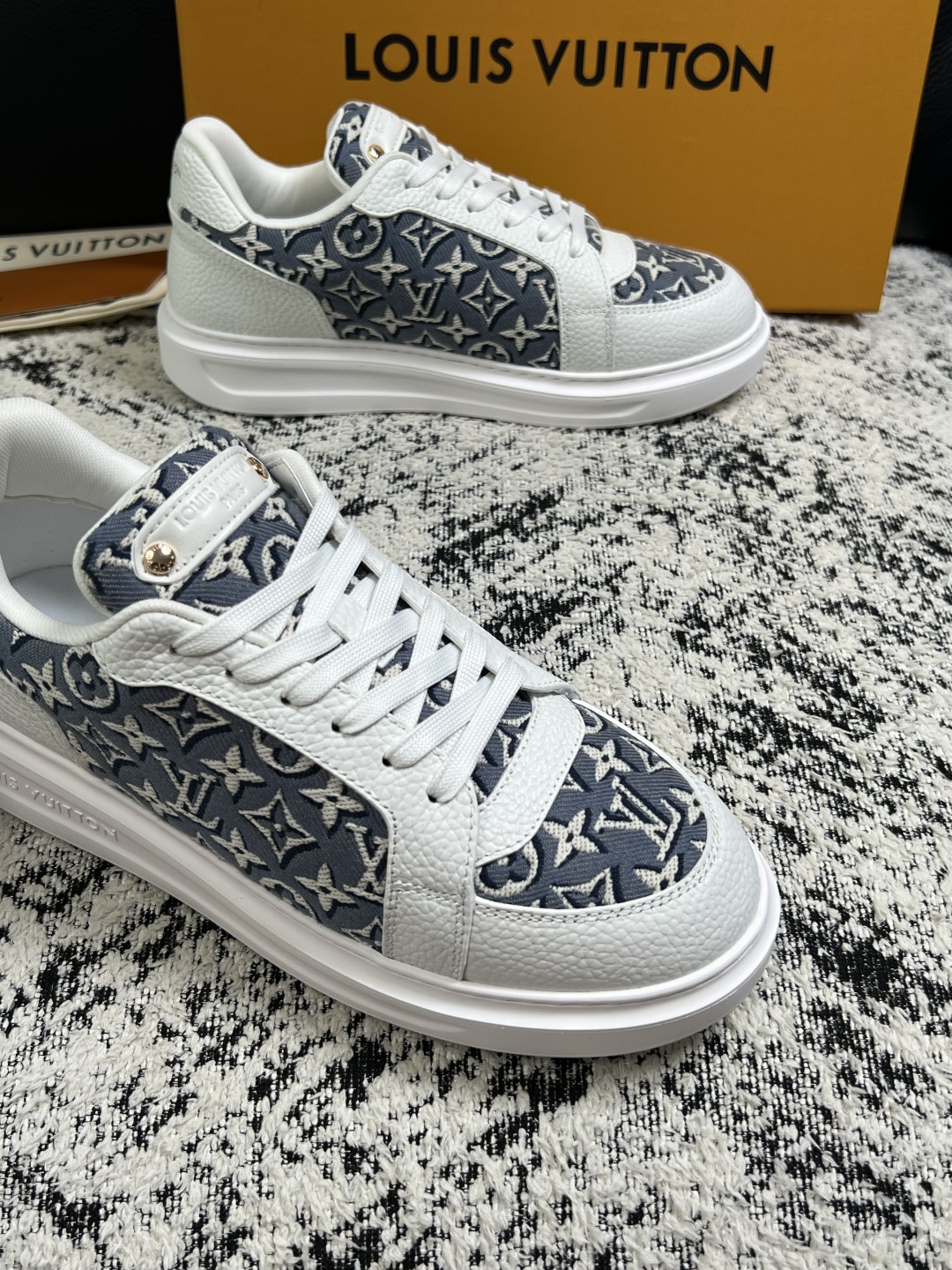 Lv  高品质  顶级工艺品  路易威登，运动板鞋专柜同步，鞋面意大利进口，高品质拼接缤纷色彩复杂工艺品，进口牛皮里垫柔
