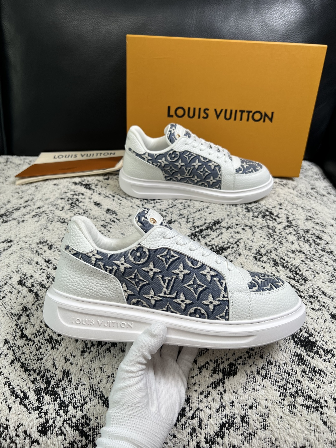 Lv  高品质  顶级工艺品  路易威登，运动板鞋专柜同步，鞋面意大利进口，高品质拼接缤纷色彩复杂工艺品，进口牛皮里垫柔