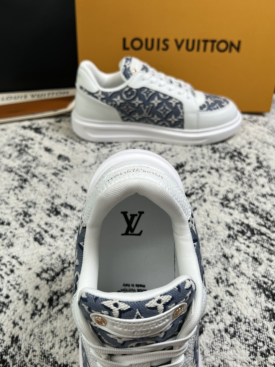 Lv  高品质  顶级工艺品  路易威登，运动板鞋专柜同步，鞋面意大利进口，高品质拼接缤纷色彩复杂工艺品，进口牛皮里垫柔