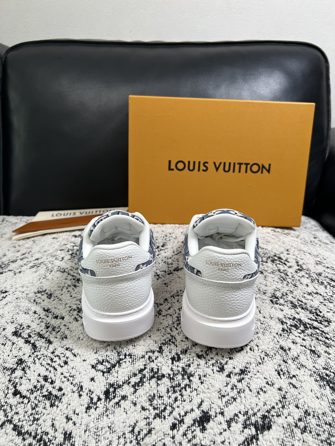 Lv  高品质  顶级工艺品  路易威登，运动板鞋专柜同步，鞋面意大利进口，高品质拼接缤纷色彩复杂工艺品，进口牛皮里垫柔