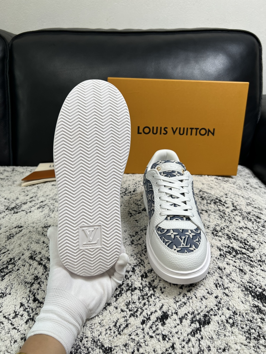 Lv  高品质  顶级工艺品  路易威登，运动板鞋专柜同步，鞋面意大利进口，高品质拼接缤纷色彩复杂工艺品，进口牛皮里垫柔