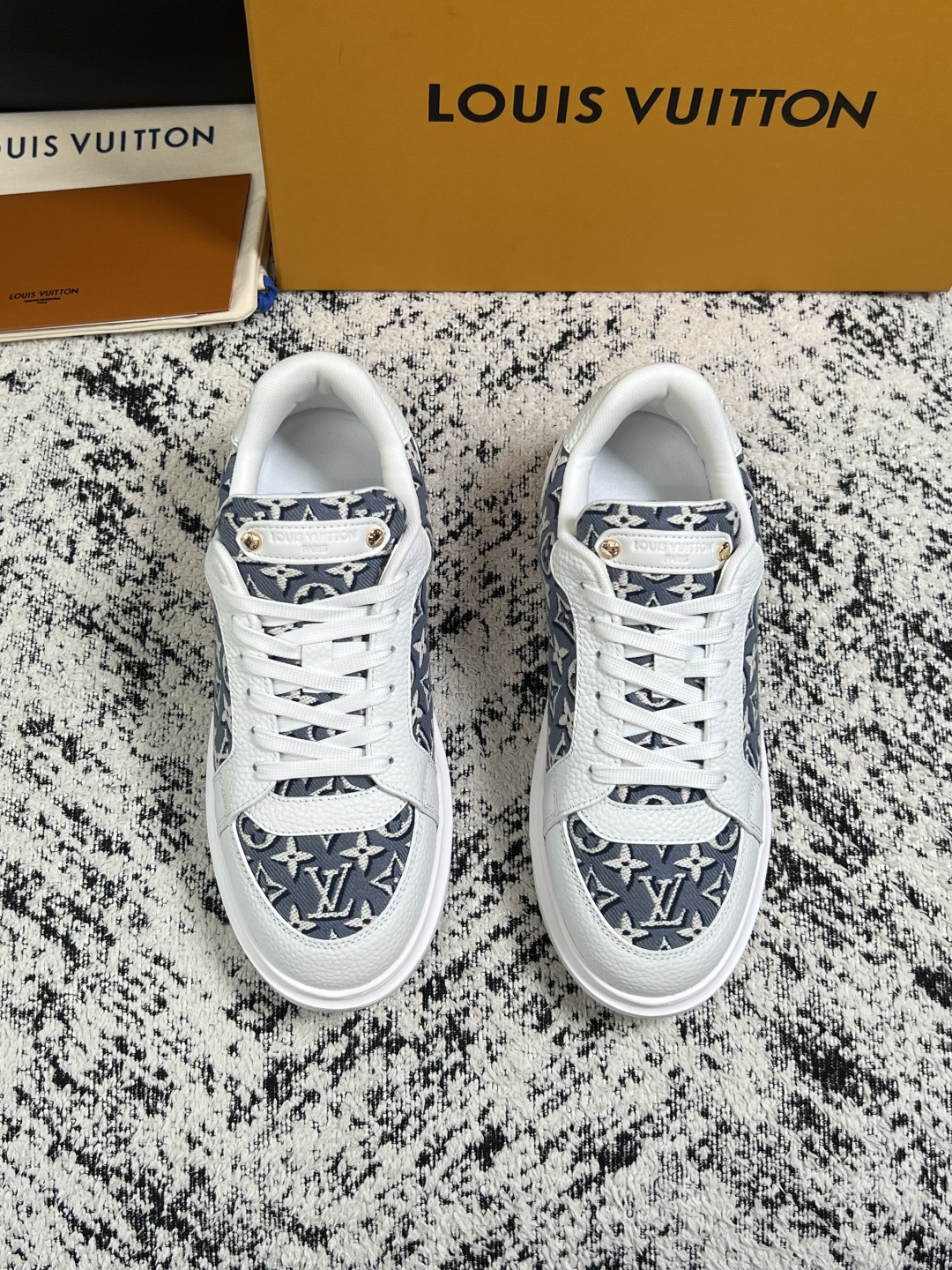 Lv  高品质  顶级工艺品  路易威登，运动板鞋专柜同步，鞋面意大利进口，高品质拼接缤纷色彩复杂工艺品，进口牛皮里垫柔