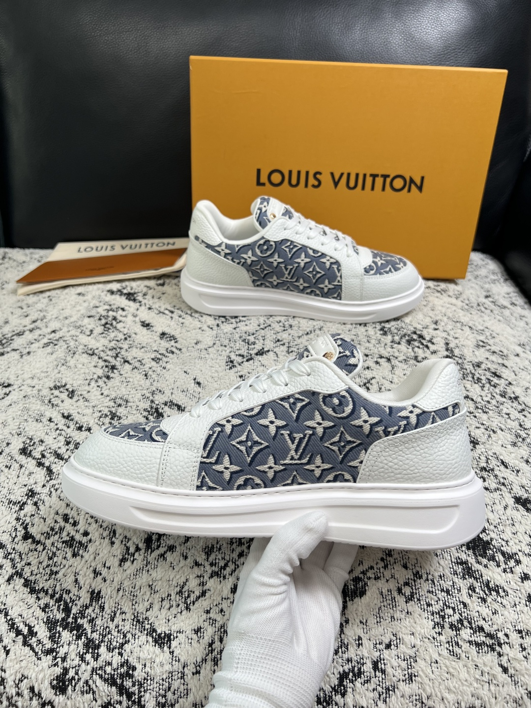 Lv  高品质  顶级工艺品  路易威登，运动板鞋专柜同步，鞋面意大利进口，高品质拼接缤纷色彩复杂工艺品，进口牛皮里垫柔