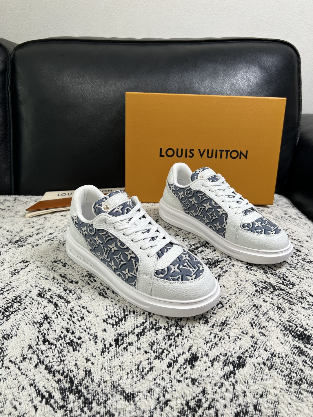 Lv  高品质  顶级工艺品  路易威登，运动板鞋专柜同步，鞋面意大利进口，高品质拼接缤纷色彩复杂工艺品，进口牛皮里垫柔