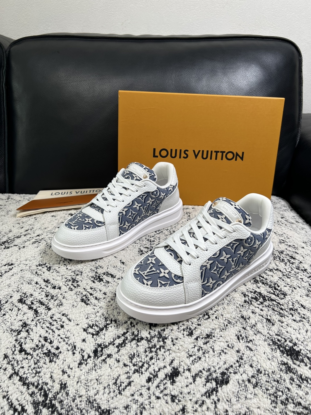 Lv  高品质  顶级工艺品  路易威登，运动板鞋专柜同步，鞋面意大利进口，高品质拼接缤纷色彩复杂工艺品，进口牛皮里垫柔