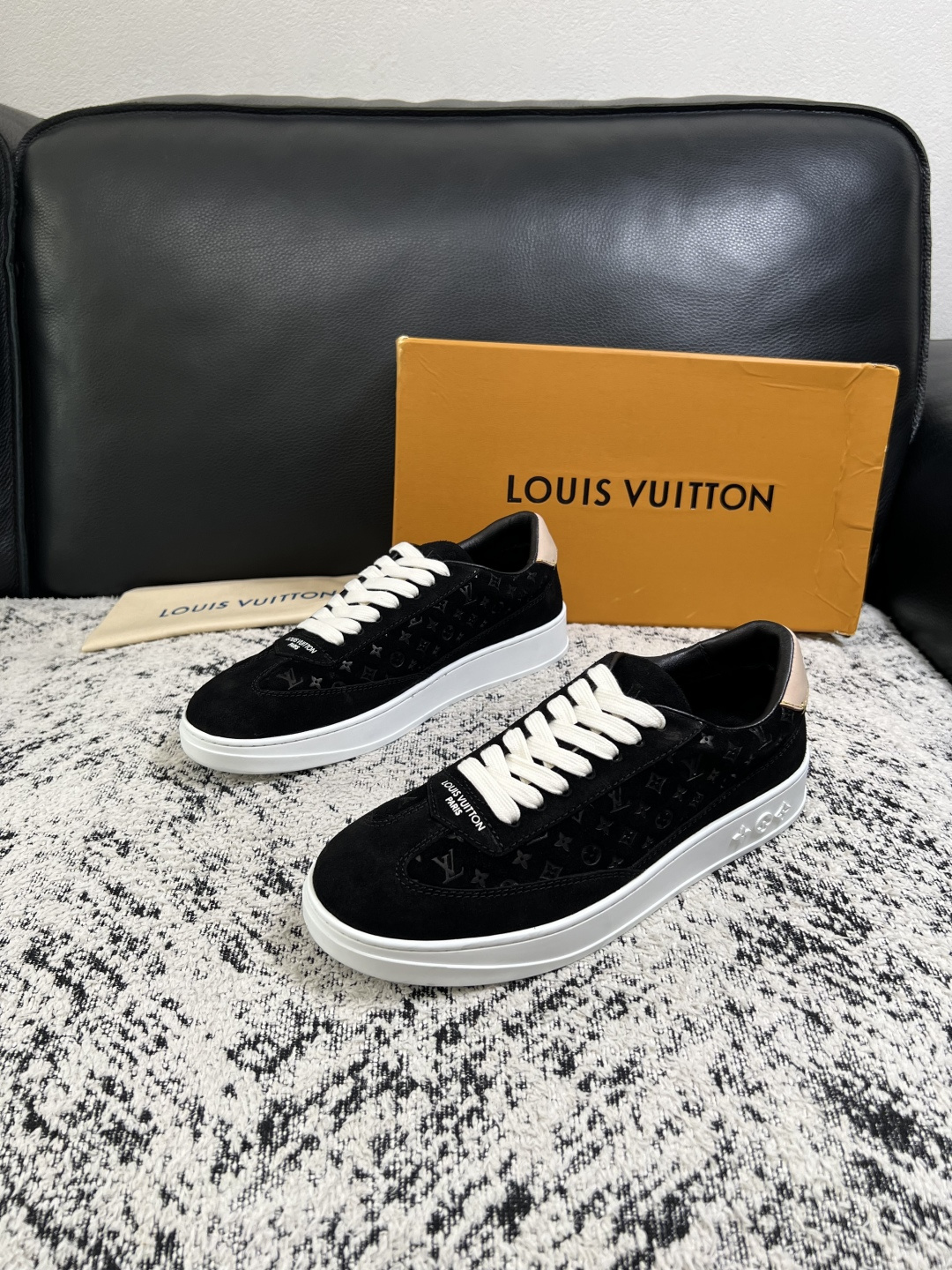 Lv  高品质  顶级工艺品  路易威登，运动板鞋专柜同步，鞋面意大利进口，高品质拼接缤纷色彩复杂工艺品，进口牛皮里垫柔