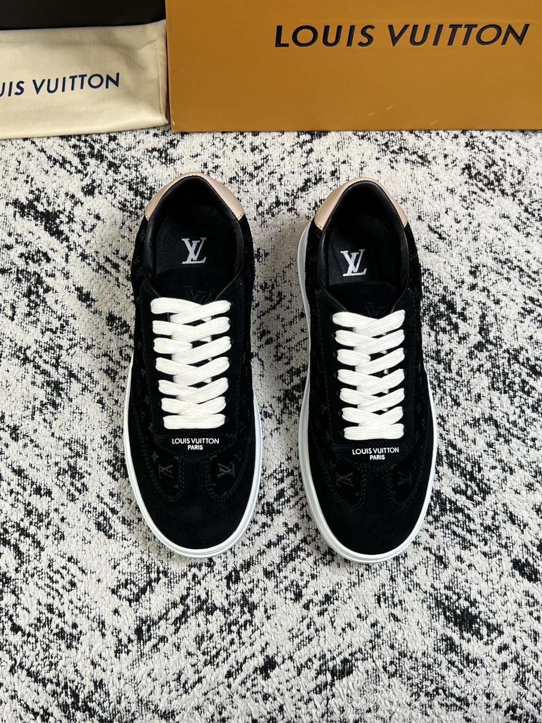 Lv  高品质  顶级工艺品  路易威登，运动板鞋专柜同步，鞋面意大利进口，高品质拼接缤纷色彩复杂工艺品，进口牛皮里垫柔