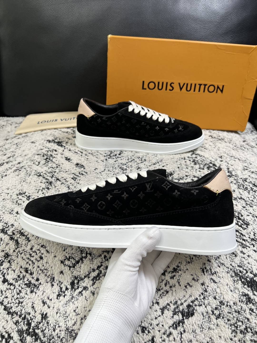 Lv  高品质  顶级工艺品  路易威登，运动板鞋专柜同步，鞋面意大利进口，高品质拼接缤纷色彩复杂工艺品，进口牛皮里垫柔