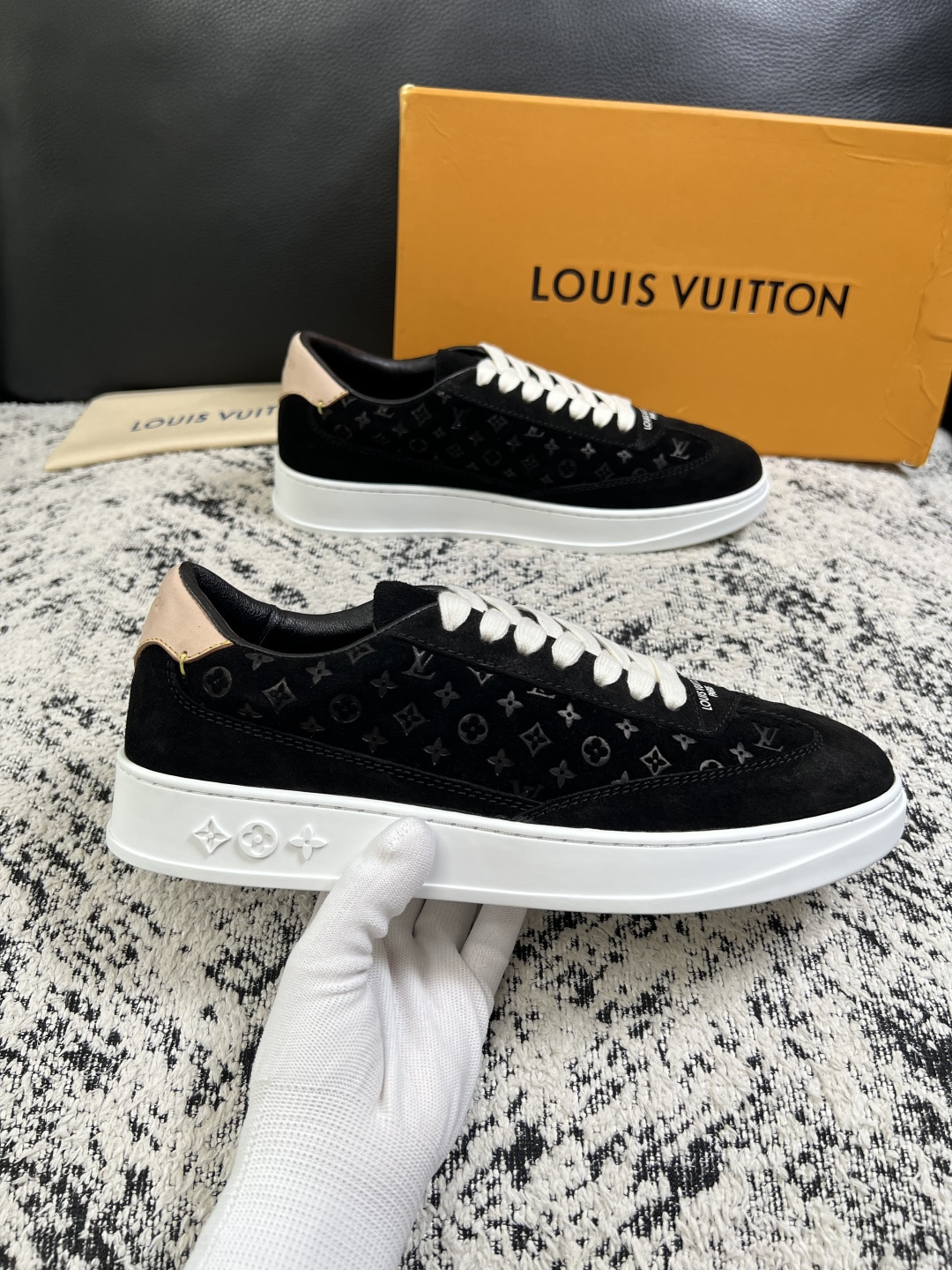 Lv  高品质  顶级工艺品  路易威登，运动板鞋专柜同步，鞋面意大利进口，高品质拼接缤纷色彩复杂工艺品，进口牛皮里垫柔