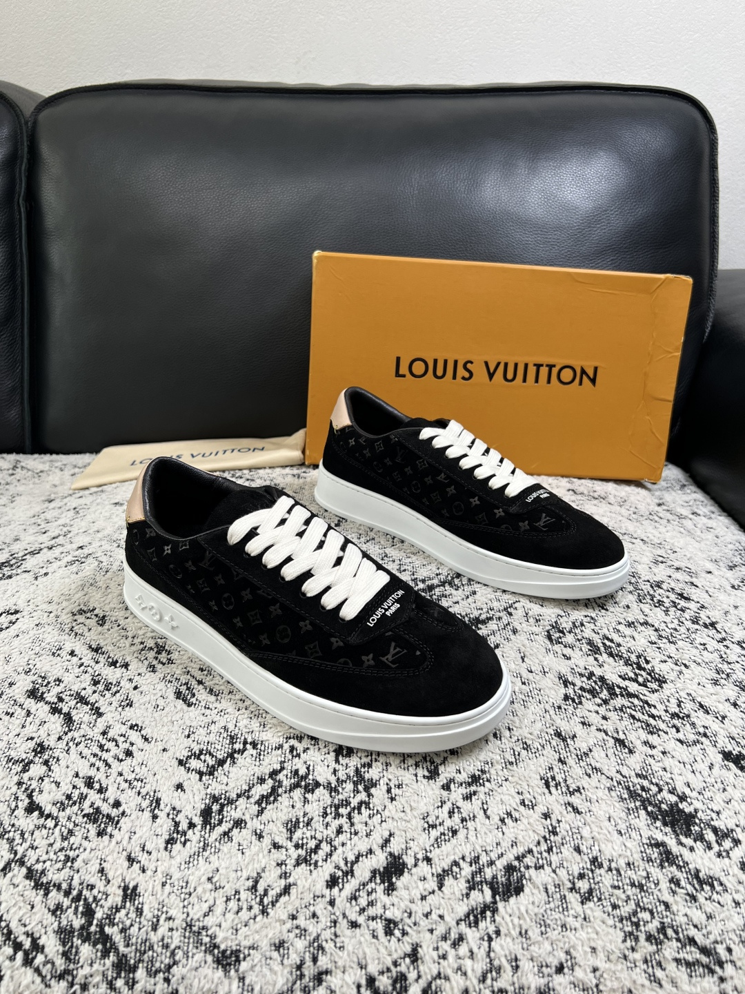 Lv  高品质  顶级工艺品  路易威登，运动板鞋专柜同步，鞋面意大利进口，高品质拼接缤纷色彩复杂工艺品，进口牛皮里垫柔