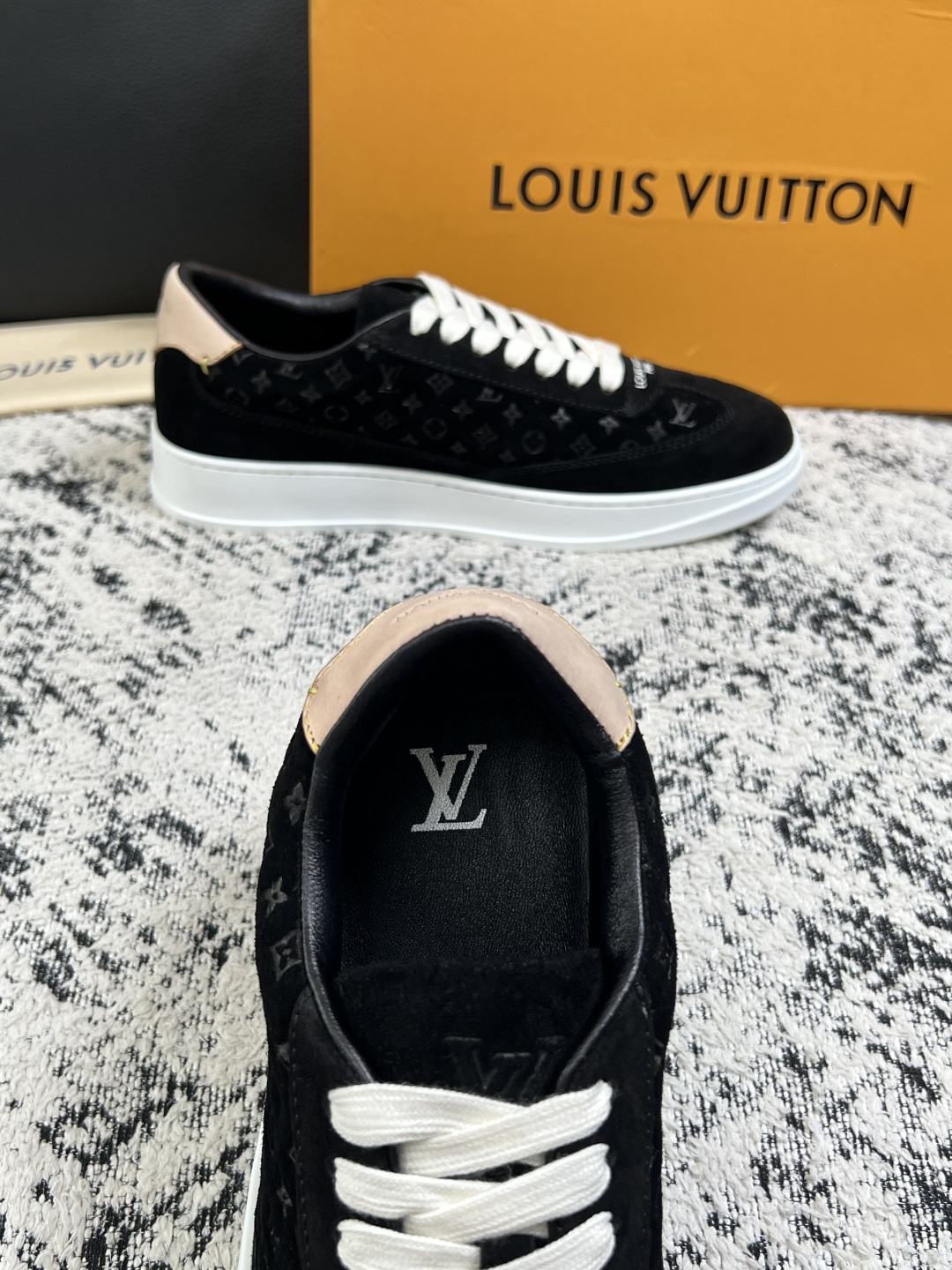 Lv  高品质  顶级工艺品  路易威登，运动板鞋专柜同步，鞋面意大利进口，高品质拼接缤纷色彩复杂工艺品，进口牛皮里垫柔