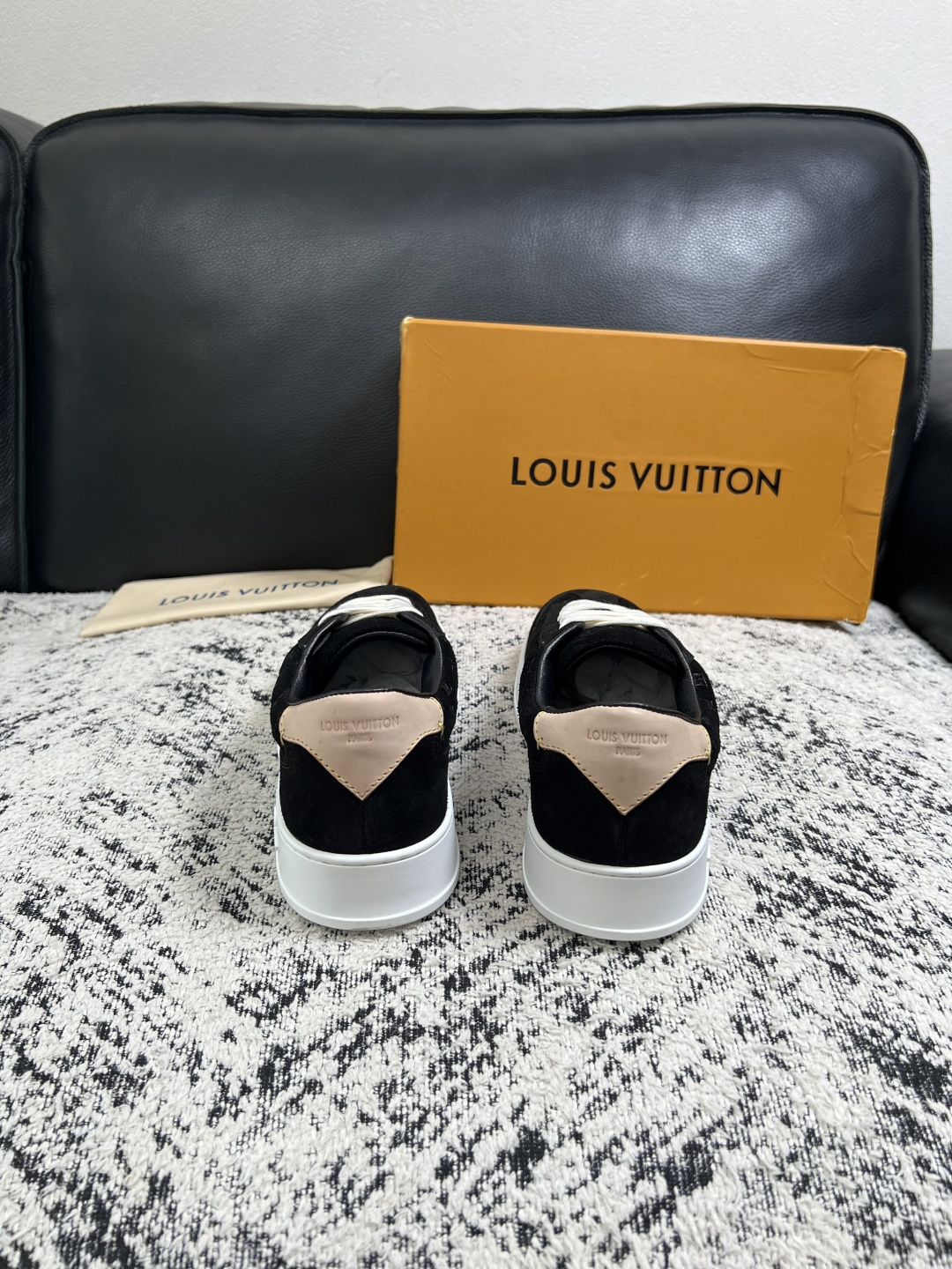 Lv  高品质  顶级工艺品  路易威登，运动板鞋专柜同步，鞋面意大利进口，高品质拼接缤纷色彩复杂工艺品，进口牛皮里垫柔