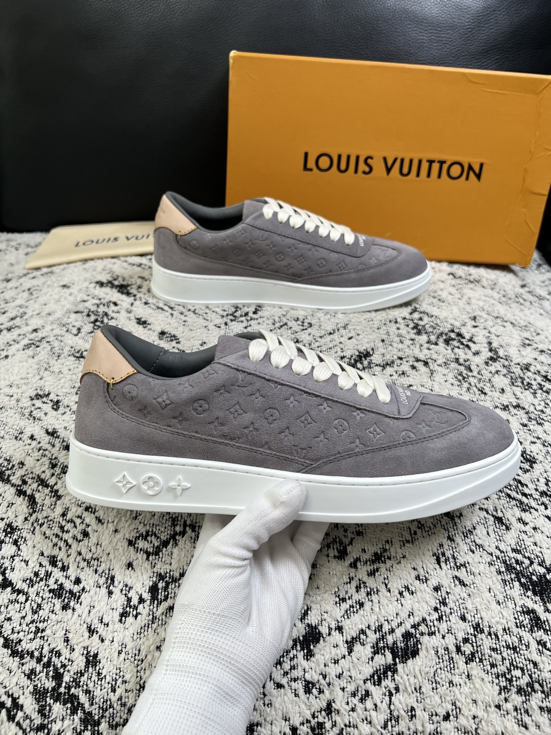 Lv  高品质  顶级工艺品  路易威登，运动板鞋专柜同步，鞋面意大利进口，高品质拼接缤纷色彩复杂工艺品，进口牛皮里垫柔