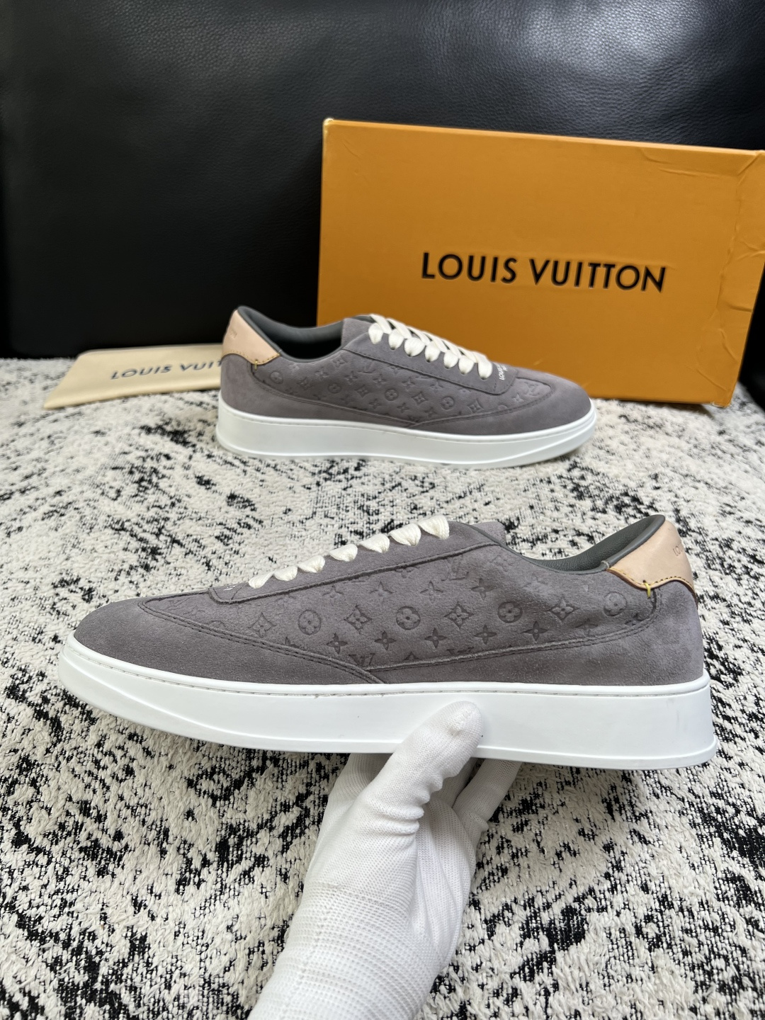 Lv  高品质  顶级工艺品  路易威登，运动板鞋专柜同步，鞋面意大利进口，高品质拼接缤纷色彩复杂工艺品，进口牛皮里垫柔