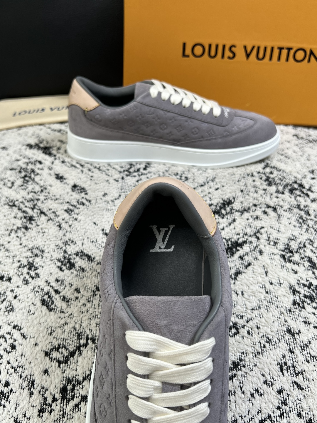 Lv  高品质  顶级工艺品  路易威登，运动板鞋专柜同步，鞋面意大利进口，高品质拼接缤纷色彩复杂工艺品，进口牛皮里垫柔