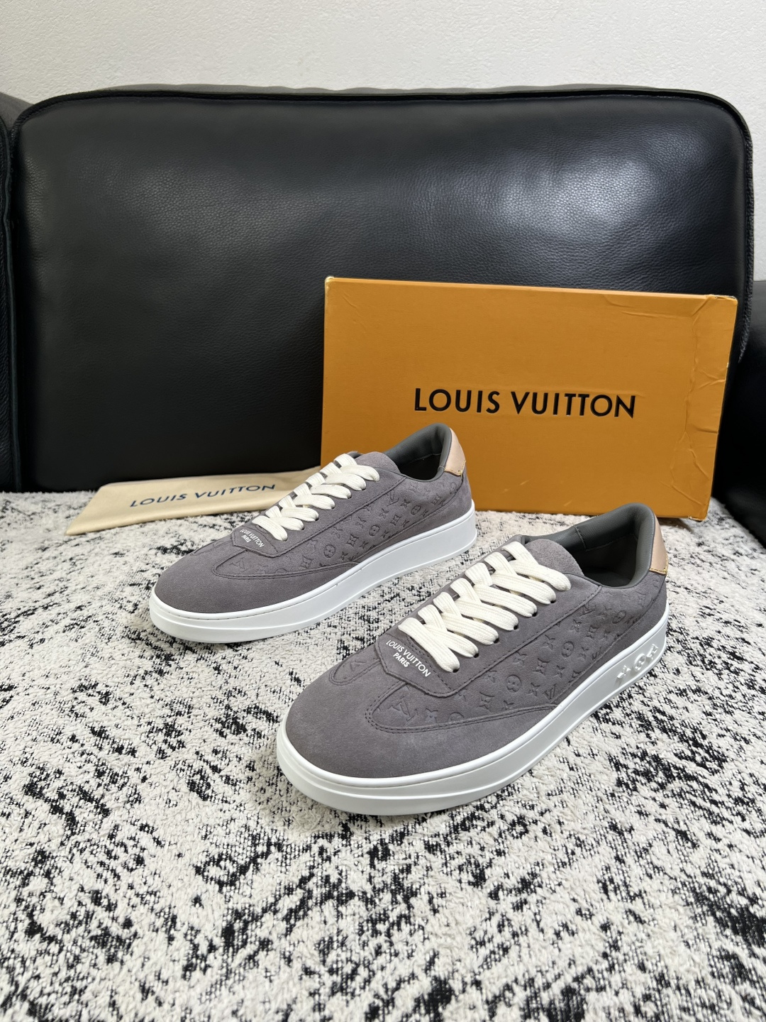 Lv  高品质  顶级工艺品  路易威登，运动板鞋专柜同步，鞋面意大利进口，高品质拼接缤纷色彩复杂工艺品，进口牛皮里垫柔