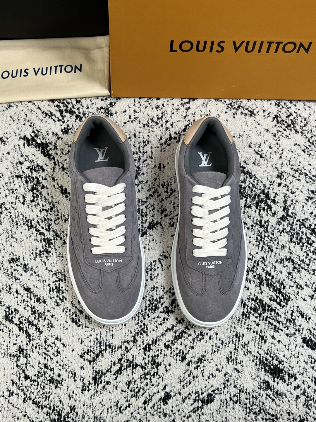 Lv  高品质  顶级工艺品  路易威登，运动板鞋专柜同步，鞋面意大利进口，高品质拼接缤纷色彩复杂工艺品，进口牛皮里垫柔