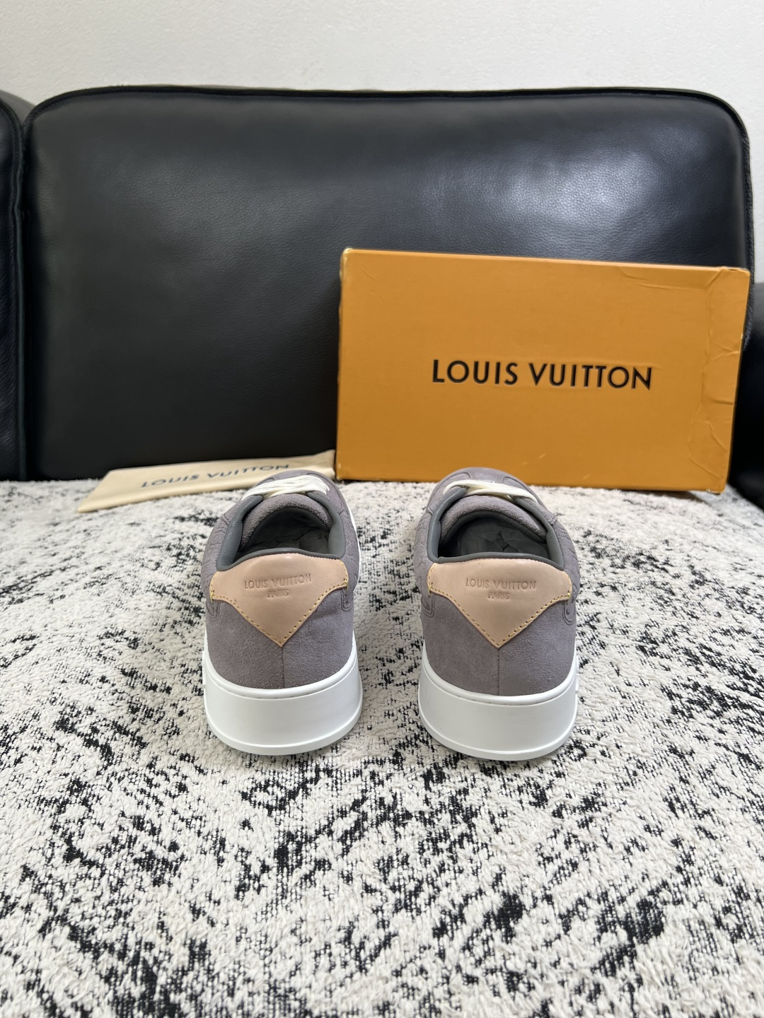 Lv  高品质  顶级工艺品  路易威登，运动板鞋专柜同步，鞋面意大利进口，高品质拼接缤纷色彩复杂工艺品，进口牛皮里垫柔