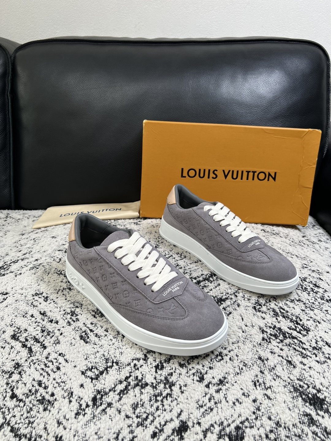 Lv  高品质  顶级工艺品  路易威登，运动板鞋专柜同步，鞋面意大利进口，高品质拼接缤纷色彩复杂工艺品，进口牛皮里垫柔