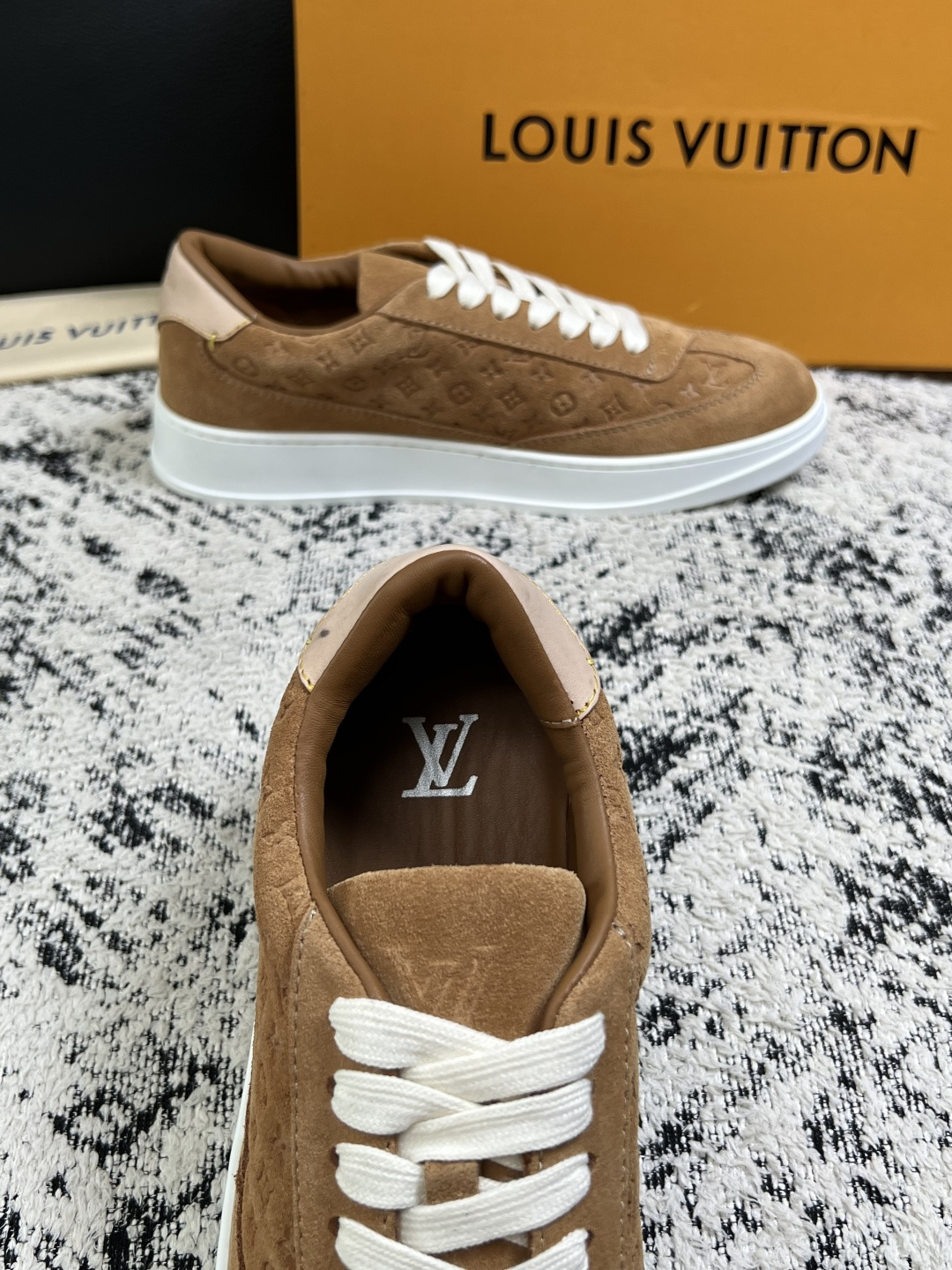 Lv  高品质  顶级工艺品  路易威登，运动板鞋专柜同步，鞋面意大利进口，高品质拼接缤纷色彩复杂工艺品，进口牛皮里垫柔