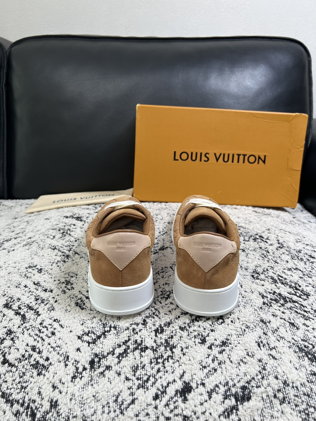 Lv  高品质  顶级工艺品  路易威登，运动板鞋专柜同步，鞋面意大利进口，高品质拼接缤纷色彩复杂工艺品，进口牛皮里垫柔