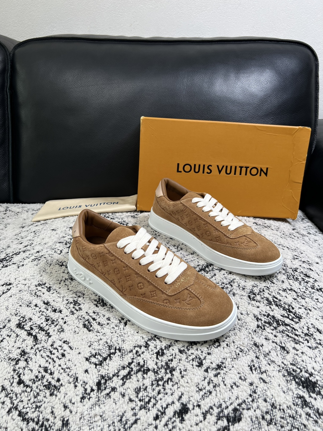 Lv  高品质  顶级工艺品  路易威登，运动板鞋专柜同步，鞋面意大利进口，高品质拼接缤纷色彩复杂工艺品，进口牛皮里垫柔