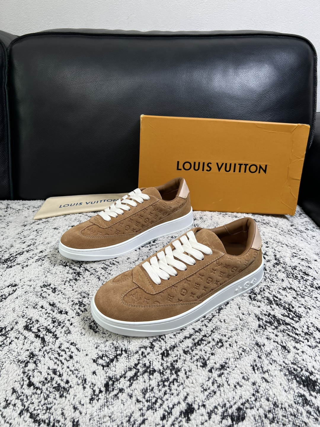 Lv  高品质  顶级工艺品  路易威登，运动板鞋专柜同步，鞋面意大利进口，高品质拼接缤纷色彩复杂工艺品，进口牛皮里垫柔