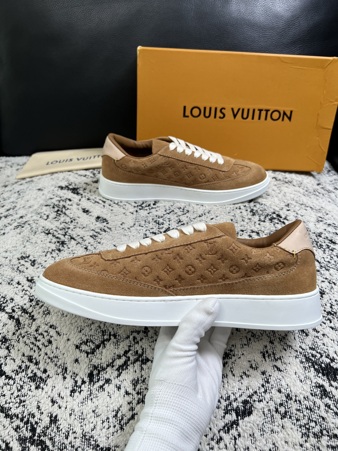 Lv  高品质  顶级工艺品  路易威登，运动板鞋专柜同步，鞋面意大利进口，高品质拼接缤纷色彩复杂工艺品，进口牛皮里垫柔