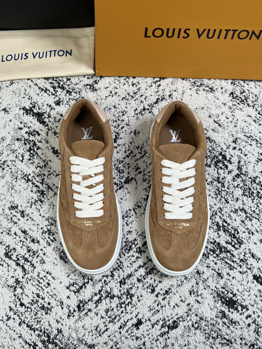 Lv  高品质  顶级工艺品  路易威登，运动板鞋专柜同步，鞋面意大利进口，高品质拼接缤纷色彩复杂工艺品，进口牛皮里垫柔