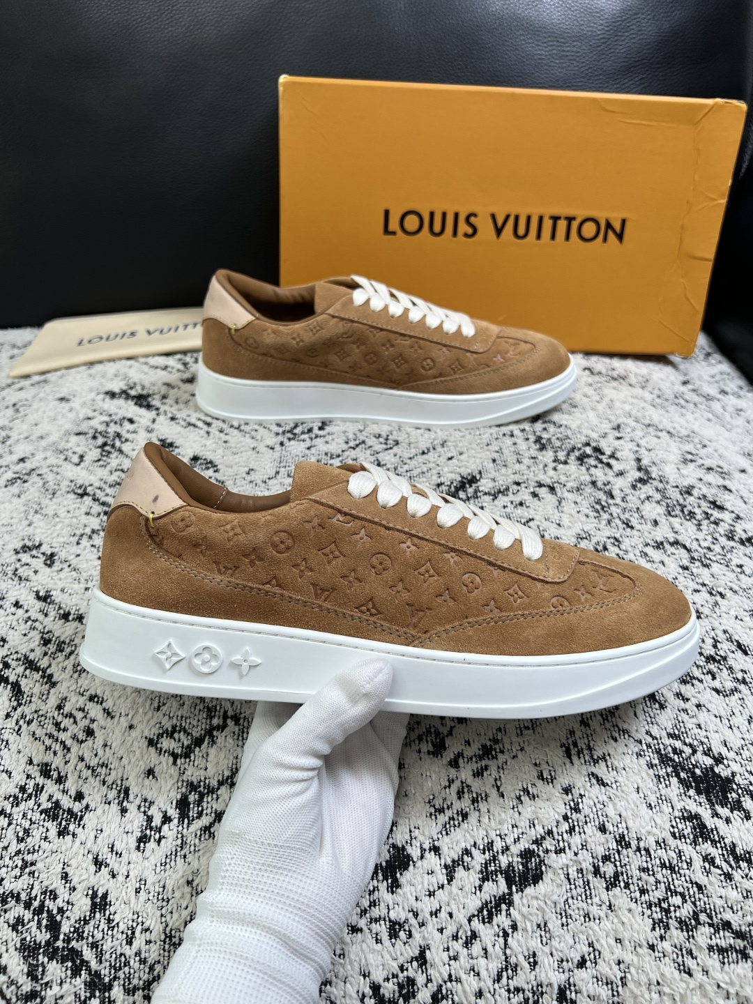 Lv  高品质  顶级工艺品  路易威登，运动板鞋专柜同步，鞋面意大利进口，高品质拼接缤纷色彩复杂工艺品，进口牛皮里垫柔