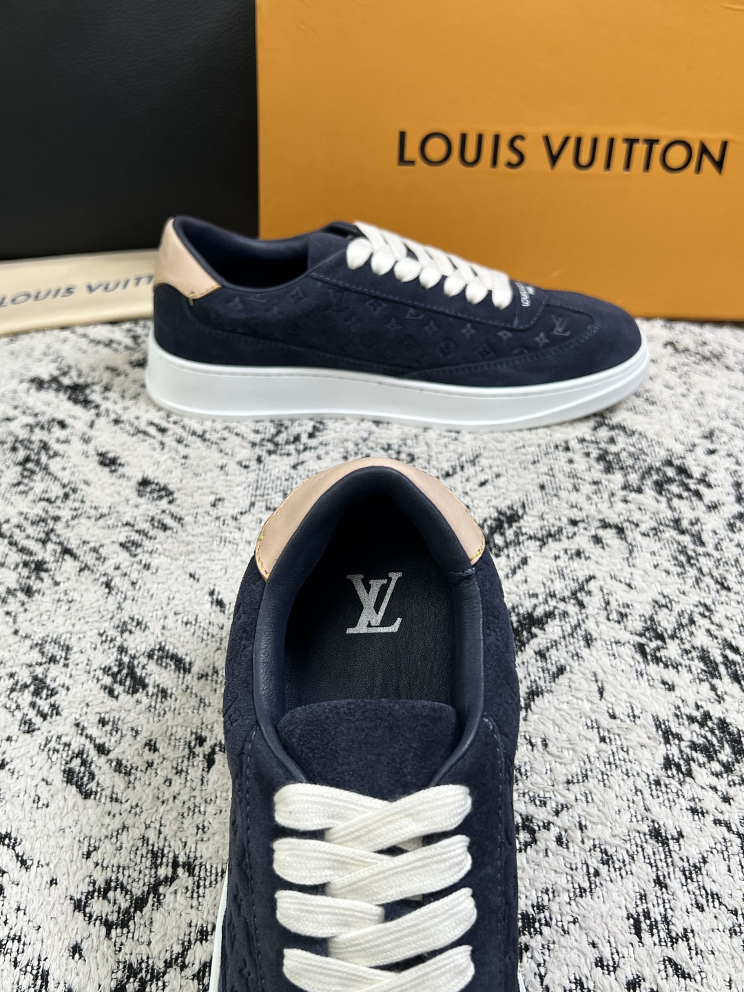 Lv  高品质  顶级工艺品  路易威登，运动板鞋专柜同步，鞋面意大利进口，高品质拼接缤纷色彩复杂工艺品，进口牛皮里垫柔