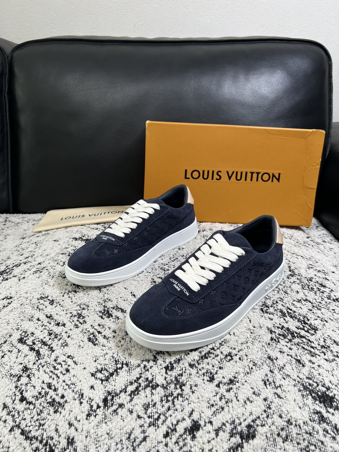 Lv  高品质  顶级工艺品  路易威登，运动板鞋专柜同步，鞋面意大利进口，高品质拼接缤纷色彩复杂工艺品，进口牛皮里垫柔