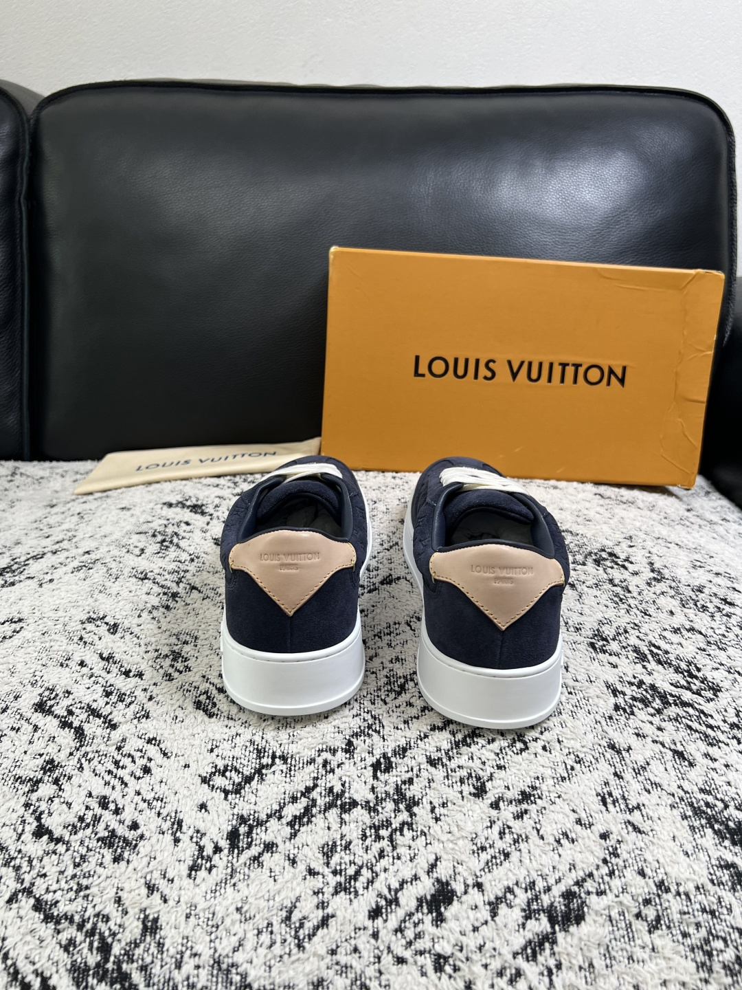 Lv  高品质  顶级工艺品  路易威登，运动板鞋专柜同步，鞋面意大利进口，高品质拼接缤纷色彩复杂工艺品，进口牛皮里垫柔