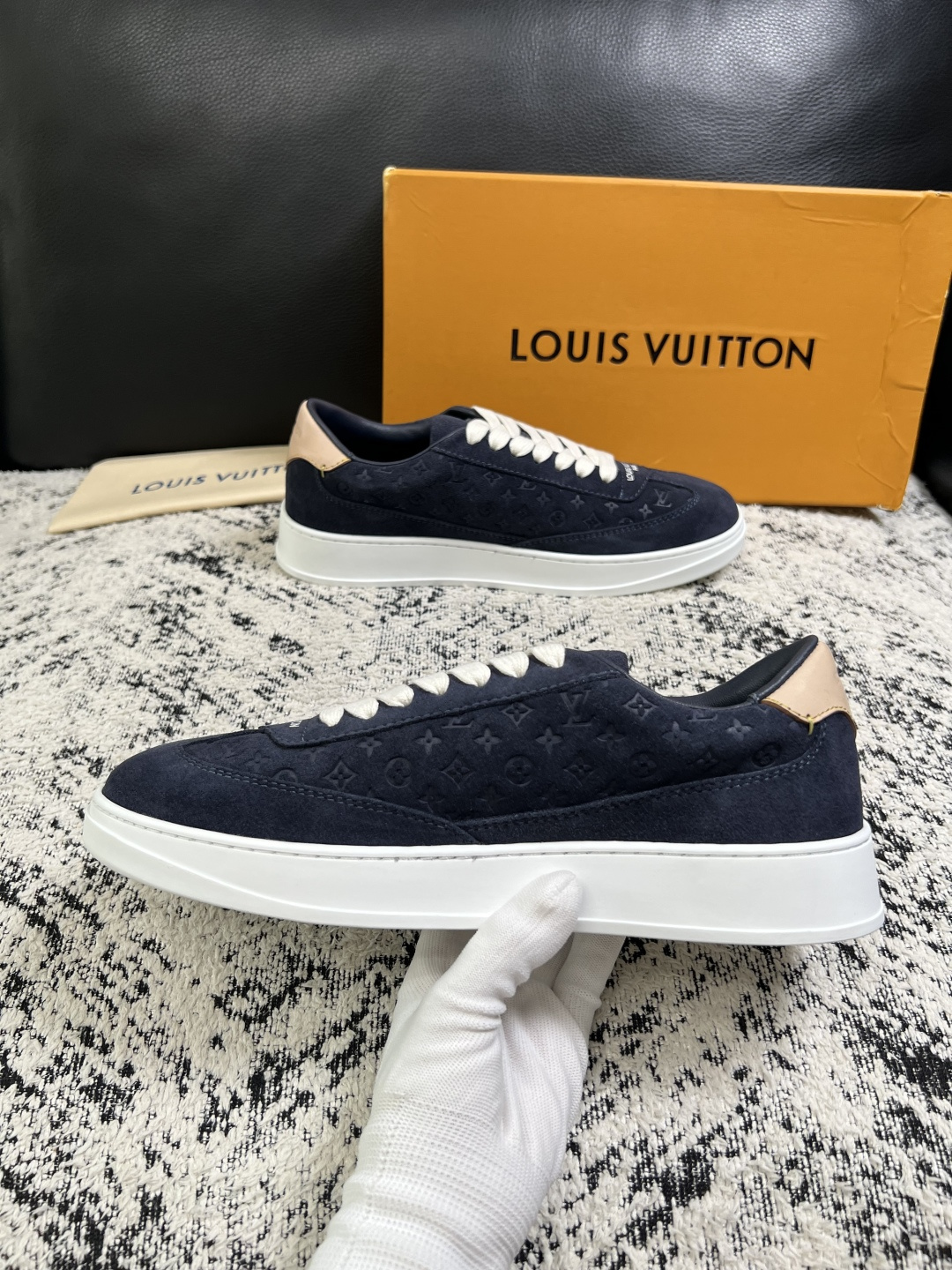 Lv  高品质  顶级工艺品  路易威登，运动板鞋专柜同步，鞋面意大利进口，高品质拼接缤纷色彩复杂工艺品，进口牛皮里垫柔