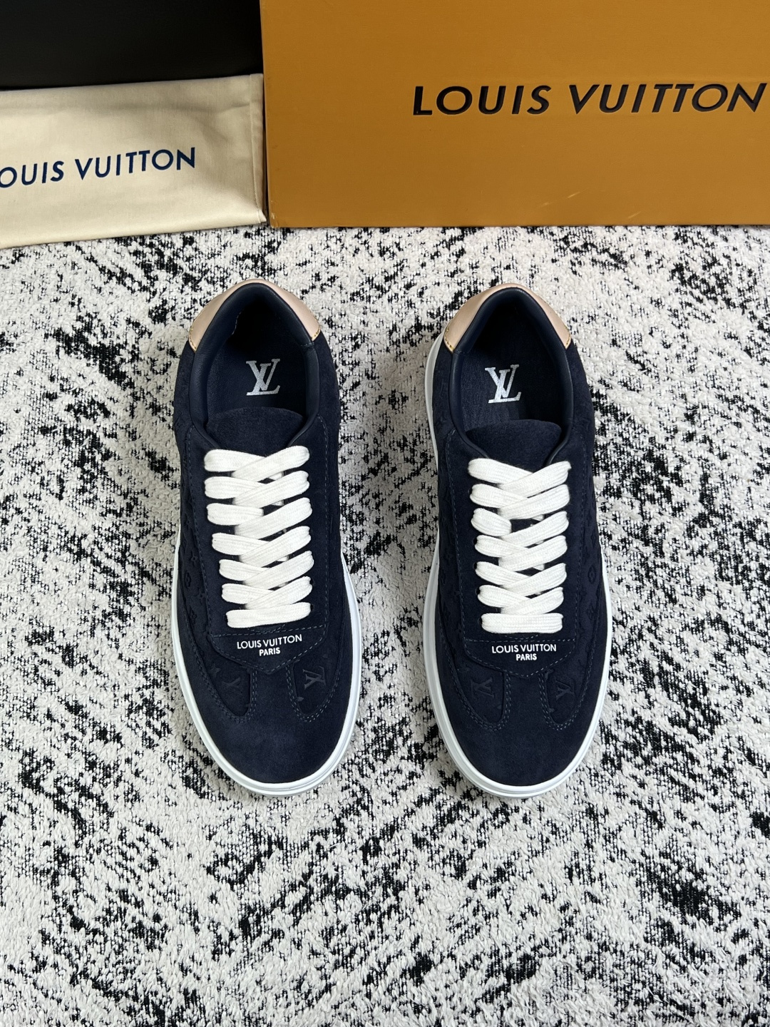 Lv  高品质  顶级工艺品  路易威登，运动板鞋专柜同步，鞋面意大利进口，高品质拼接缤纷色彩复杂工艺品，进口牛皮里垫柔